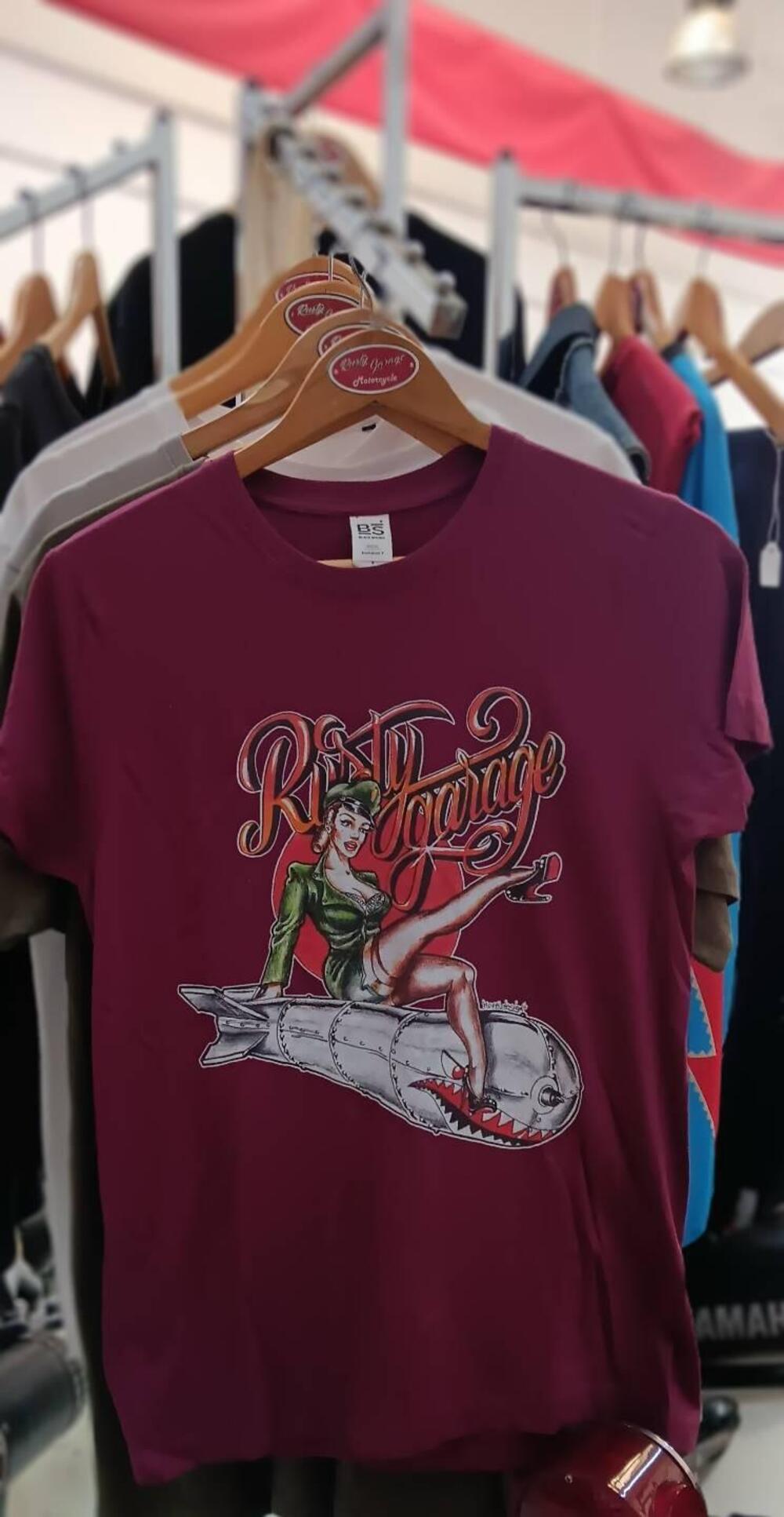 T-SHIRT RUSTY GARAGE PIN-UP COLORE BORDEAUX