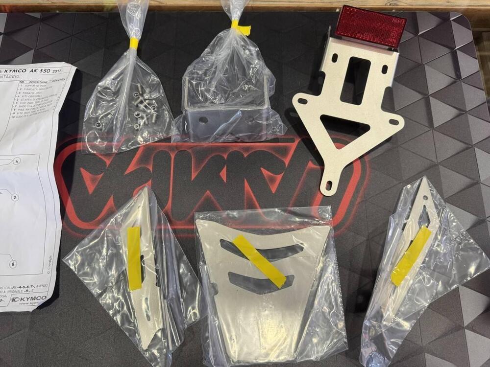 PORTA TARGA SPORTIVO AK 550 Kymco