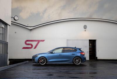 Fine di un&#039;era: l&#039;ultima Ford Focus ST esce dalla catena di montaggio, addio alle compatte sportive