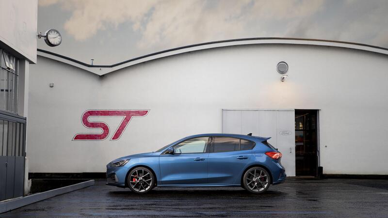 Fine di un&#039;era: l&#039;ultima Ford Focus ST esce dalla catena di montaggio, addio alle compatte sportive