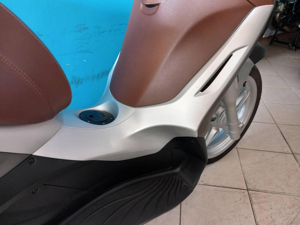 Piaggio Beverly 300 i.e. ABS-ASR (2016 - 20) (16)