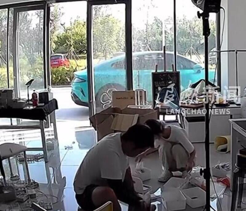 Paura in Cina: la Xiaomi SU7 &ldquo;si accende da sola&rdquo; e fugge dal parcheggio senza conducente [VIDEO]