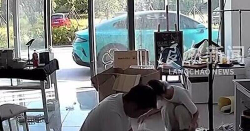 Paura in Cina: la Xiaomi SU7 &ldquo;si accende da sola&rdquo; e fugge dal parcheggio senza conducente [VIDEO]