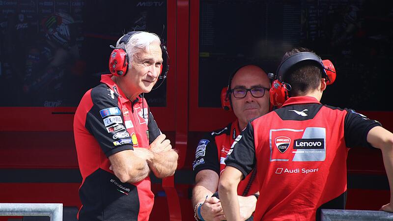 MotoGP 2025. GP dell&#039;Indonesia. Davide Tardozzi su Bagnaia e il ritorno alla GP24 a Misano: &quot;Non capisco perch&eacute; negli ultimi anni siano uscite queste cose solo su Ducati&quot;