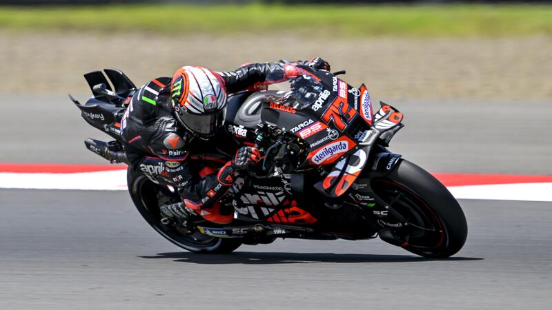 MotoGP 2025. GP dell&#039;Indonesia. Marco Bezzecchi spettacolo, vince la Sprint con una meravigliosa rimonta! Pecco Bagnaia ultimo [RISULTATI]