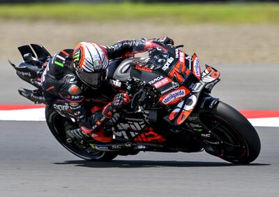 MotoGP 2025. GP dell'Indonesia. Marco Bezzecchi spettacolo, vince la Sprint con una meravigliosa rimonta! Pecco Bagnaia ultimo [RISULTATI]