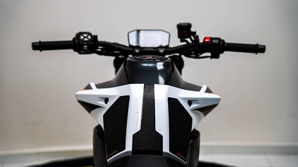 KTM 890 Duke R (2020) (17)