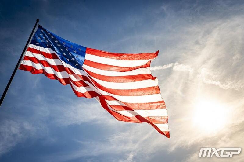 La colonna sonora del weekend &egrave; &quot;Born in the USA&quot;. Avete notato anche voi le dimensioni mega galattiche della bandiera presente in mezzo al tracciato di Ironman MX?