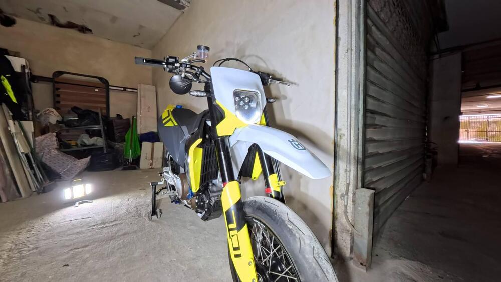 Husqvarna 701 Supermoto (2023 - 25)