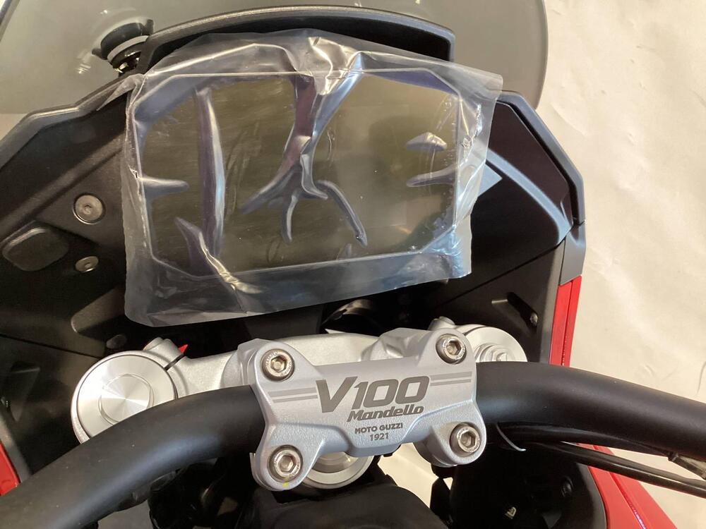 Moto Guzzi V100 Mandello (2022 - 24) (5)