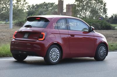 Nuova Fiat 500 Hybrid 3+1: la citycar ibrida con una porta in pi&ugrave; si prepara al debutto [Foto Spia]