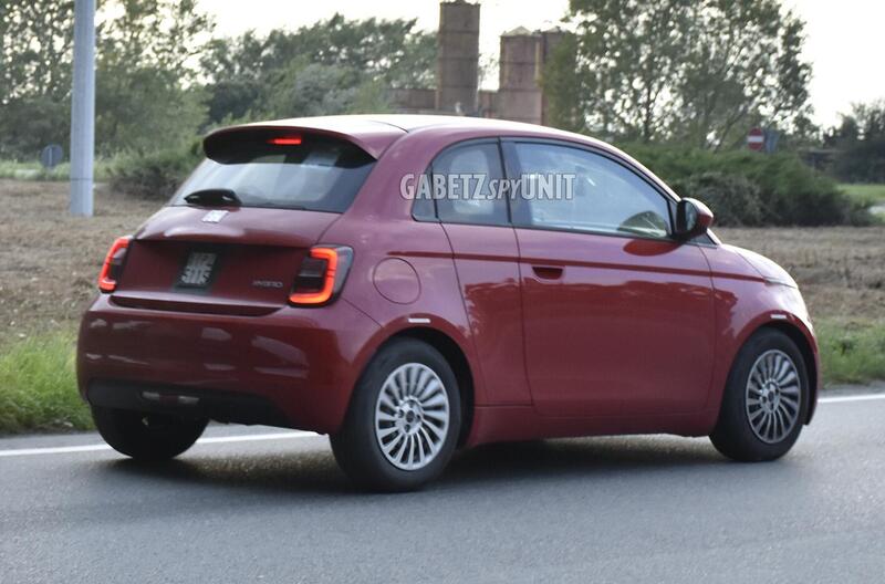 Nuova Fiat 500 Hybrid 3+1: la citycar ibrida con una porta in pi&ugrave; si prepara al debutto [Foto Spia]