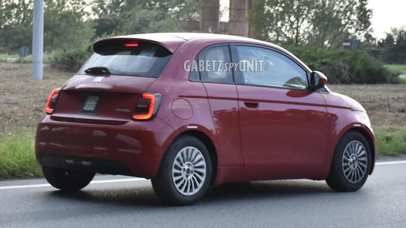 Nuova Fiat 500 Hybrid 3+1: la citycar ibrida con una porta in pi&ugrave; si prepara al debutto [Foto Spia]