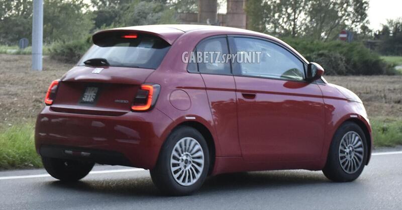 Nuova Fiat 500 Hybrid 3+1: la citycar ibrida con una porta in pi&ugrave; si prepara al debutto [Foto Spia]