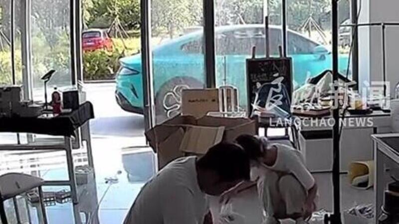 Xiaomi chiarisce il caso SU7 che &quot;scappa&quot; da sola: &ldquo;&Egrave; stato l&rsquo;iPhone a dire all&rsquo;auto di muoversi&rdquo;