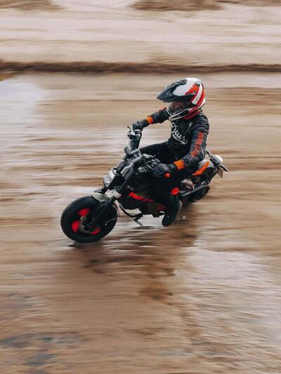 BMW Motorrad UK presenta il CE 02 customizzato Deus Lodge