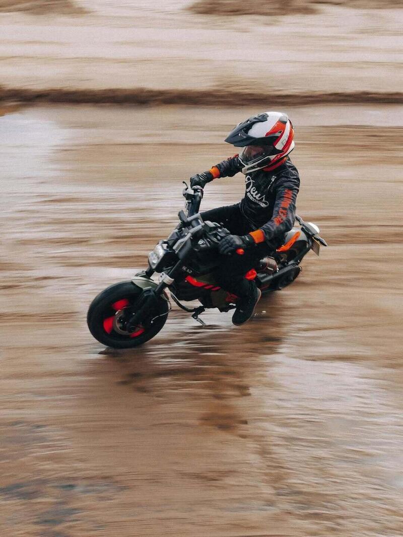 BMW Motorrad UK presenta il CE 02 customizzato Deus Lodge