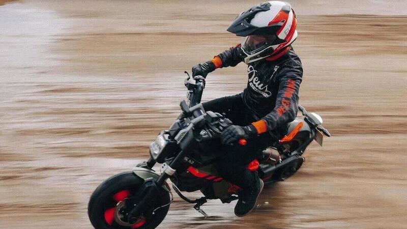 BMW Motorrad UK presenta il CE 02 customizzato Deus Lodge