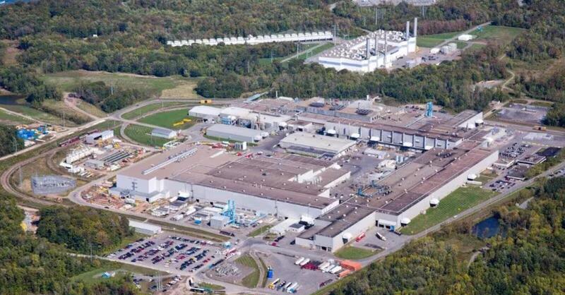 Una fabbrica di alluminio di Ford prende fuoco: ferma la produzione per parecchi mesi