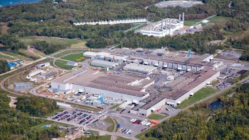 Una fabbrica di alluminio di Ford prende fuoco: ferma la produzione per parecchi mesi