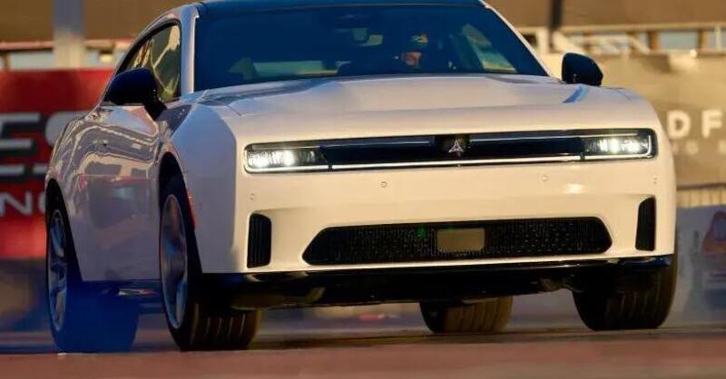 Dodge Charger: il V8 potrebbe davvero tornare. Stellantis pronta a investire 10 miliardi di dollari 