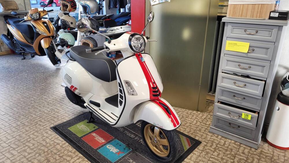 Vespa GTS 300 Super Racing Sixties Hpe (2021 - 22) (2)