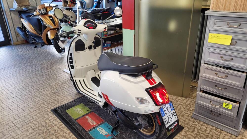 Vespa GTS 300 Super Racing Sixties Hpe (2021 - 22) (4)