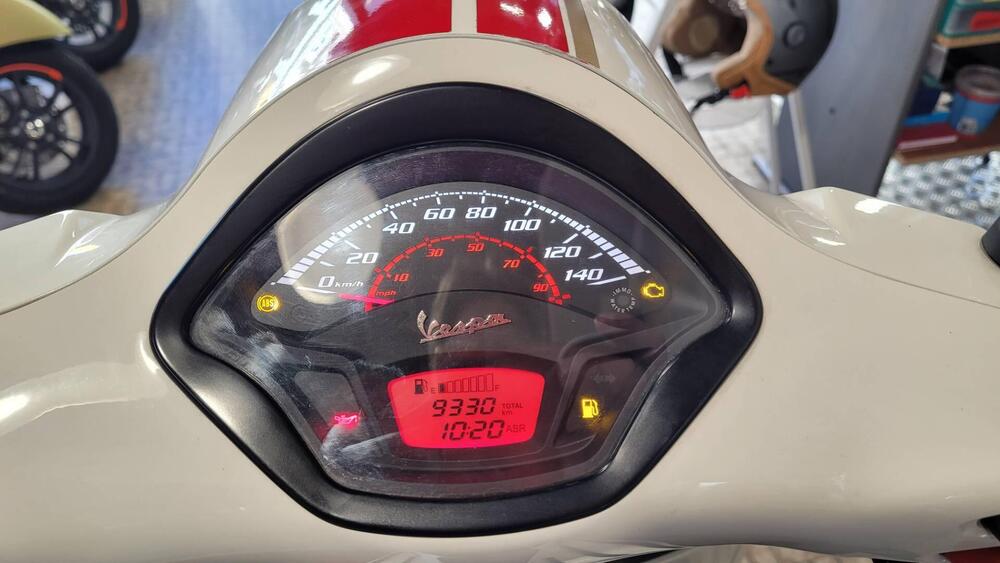 Vespa GTS 300 Super Racing Sixties Hpe (2021 - 22) (5)
