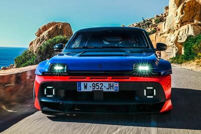 Renault 5 Turbo 3E (2027): l&#039;elettrica da 555 CV debutta sulle strade della Corsica [Foto Spia]