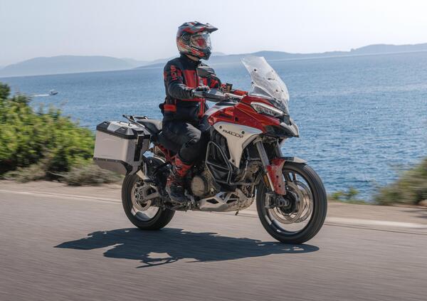 Ducati Multistrada V4 Rally 2026: sospensioni intelligenti, evoluzione elettronica e sicurezza. Scopriamola a Eicma 2025 [VIDEO & GALLERY]