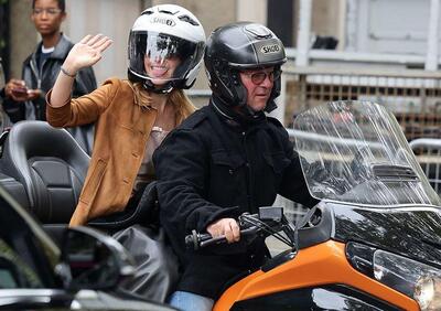 Emma Watson alla Paris Fashion Week 2025... in moto!