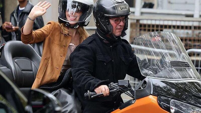 Emma Watson alla Paris Fashion Week 2025... in moto!