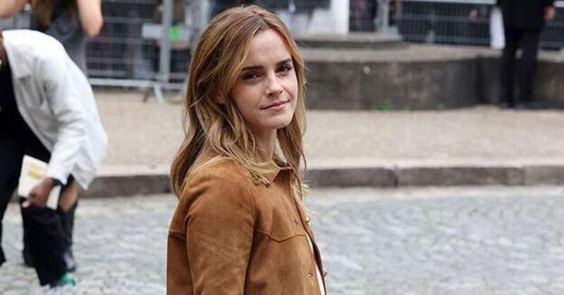 Emma Watson alla Paris Fashion Week 2025... in moto!