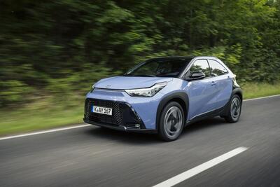 Toyota Aygo X hybrid 2025: svelati i prezzi per il mercato italiano della prima citycar full hybrid 