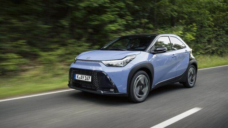 Toyota Aygo X hybrid 2025: svelati i prezzi per il mercato italiano della prima citycar full hybrid 