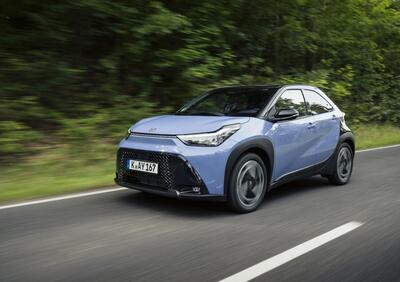 Toyota Aygo X hybrid 2025: svelati i prezzi per il mercato italiano della prima citycar full hybrid 