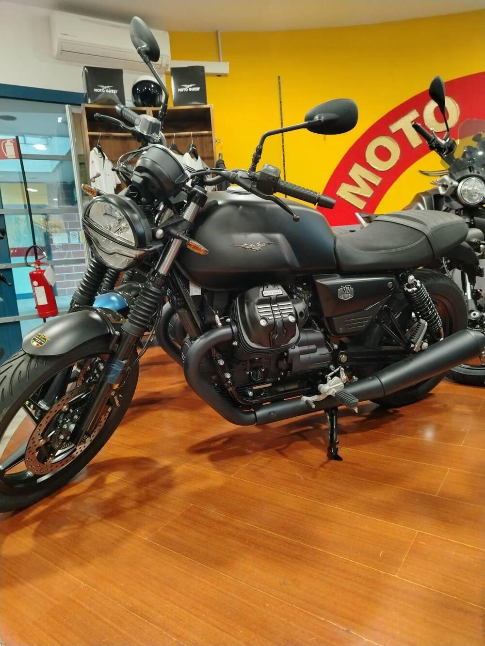 Moto Guzzi V7 Stone (2025 - 26) (5)