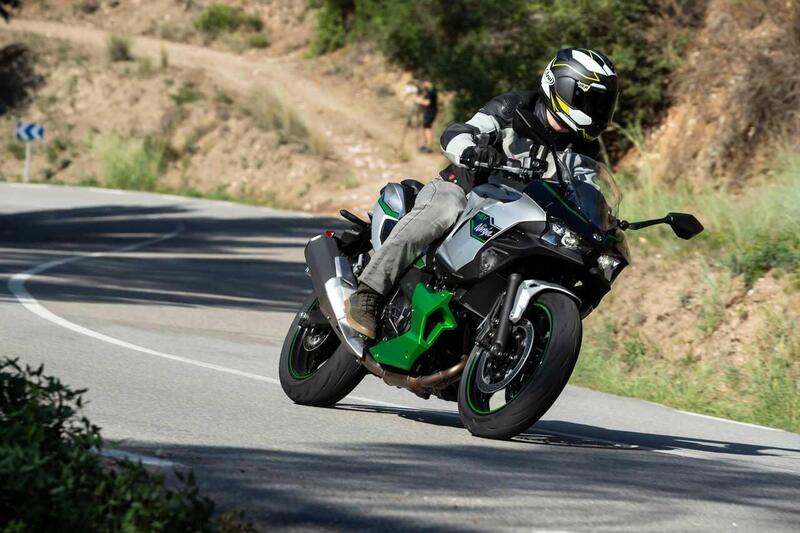 Durante il test della Kawasaki Ninja7 Hybrid