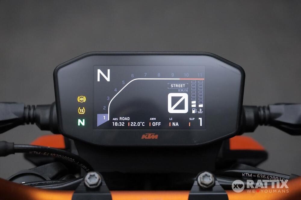 KTM 890 Duke R (2021) (13)