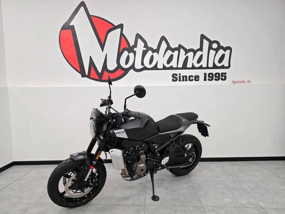 Husqvarna Svartpilen 801 (2024 - 26) (2)