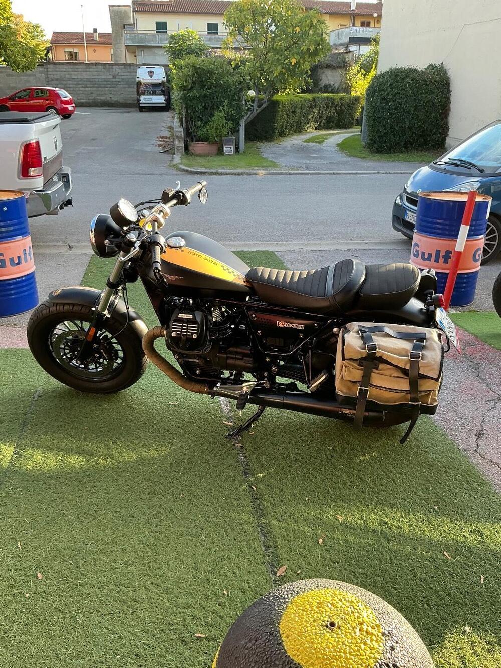 Moto Guzzi V9 Bobber (2016 - 18) (4)