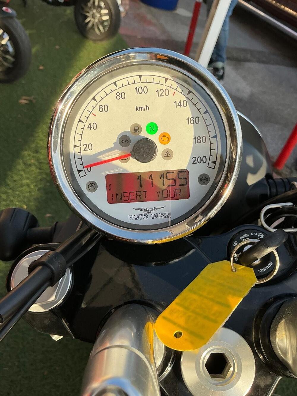 Moto Guzzi V9 Bobber (2016 - 18) (5)