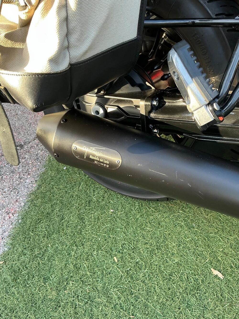 Moto Guzzi V9 Bobber (2016 - 18) (15)