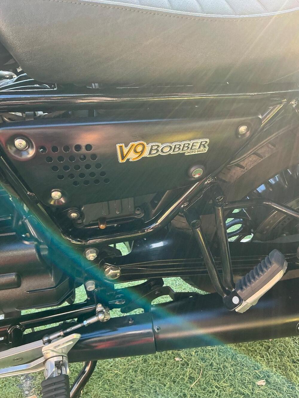 Moto Guzzi V9 Bobber (2016 - 18) (16)