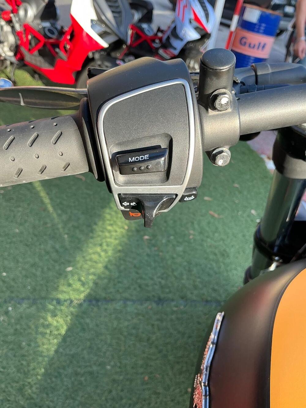 Moto Guzzi V9 Bobber (2016 - 18) (18)