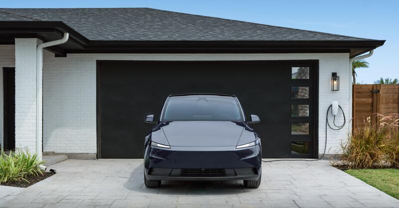 Tesla Model Y Standard 2025: arriva l&#039;elettrica pi&ugrave; accessibile che cambier&agrave; gli &quot;standard&quot; di mercato