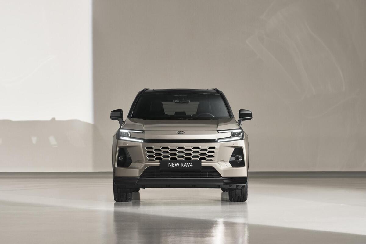 Toyota RAV4 2026, svelati i prezzi ufficiali per l'Italia: 100 km in elettrico, 304 CV e 4 allestimenti. Ecco quanto costa