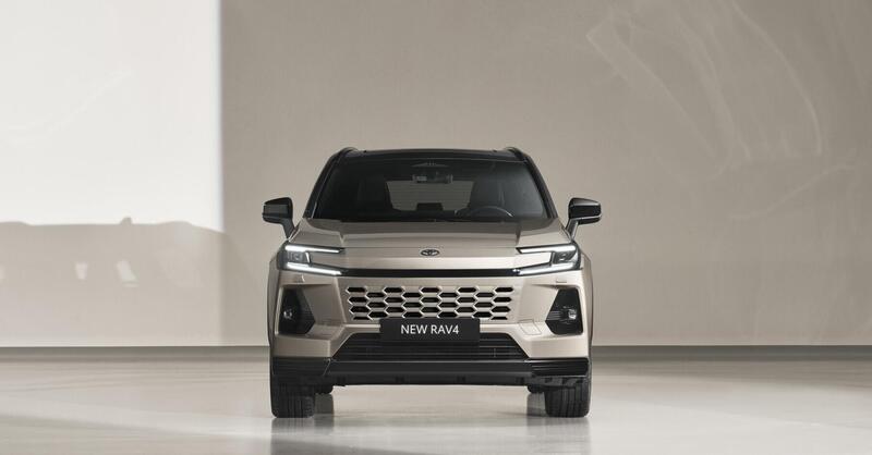 Toyota RAV4 2026, svelati i prezzi ufficiali per l&#039;Italia: 100 km in elettrico, 304 CV e 4 allestimenti. Ecco quanto costa