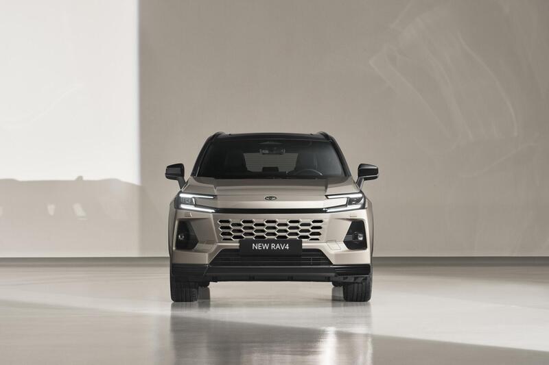 Toyota RAV4 2026, svelati i prezzi ufficiali per l&#039;Italia: 100 km in elettrico, 304 CV e 4 allestimenti. Ecco quanto costa