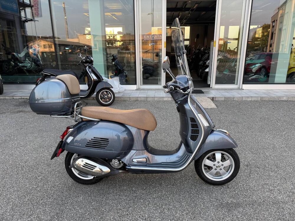Vespa GTS 300 Hpe (2019) (2)